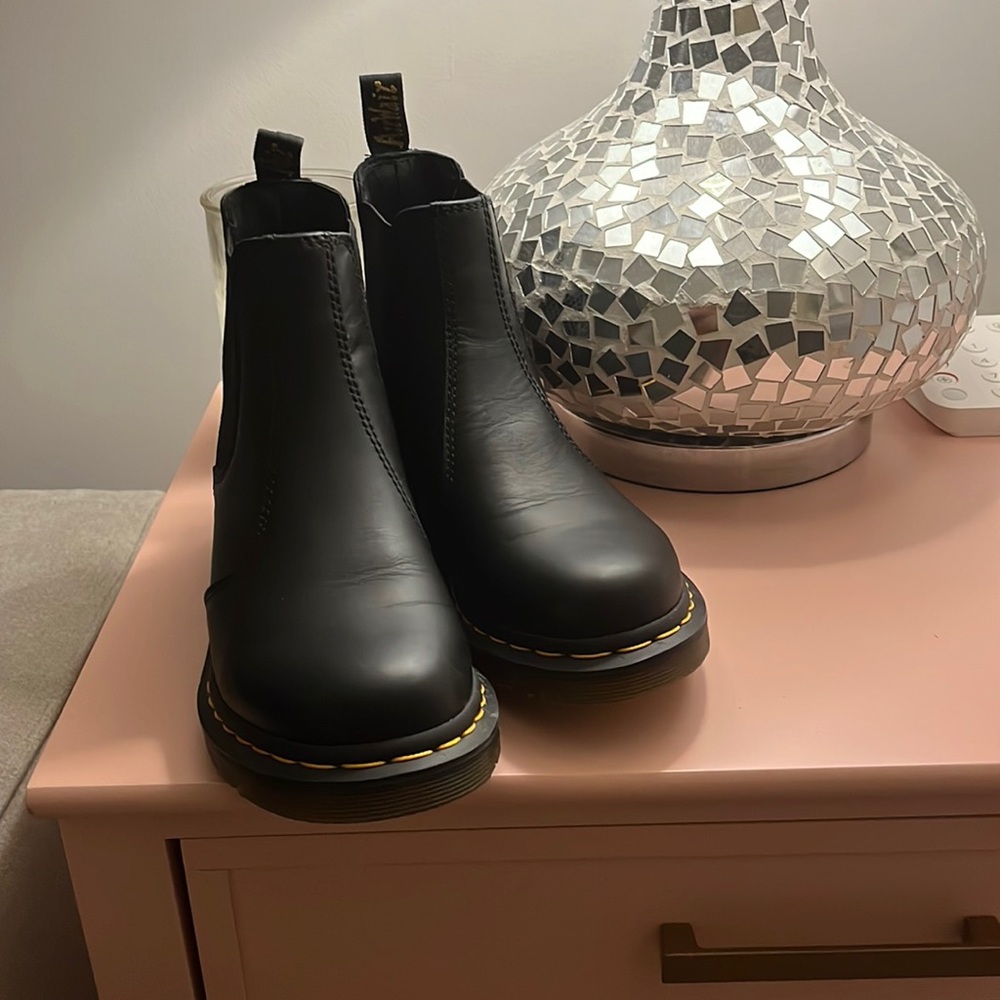 Barely worn 2976 Doc Marten Chelsea Boots